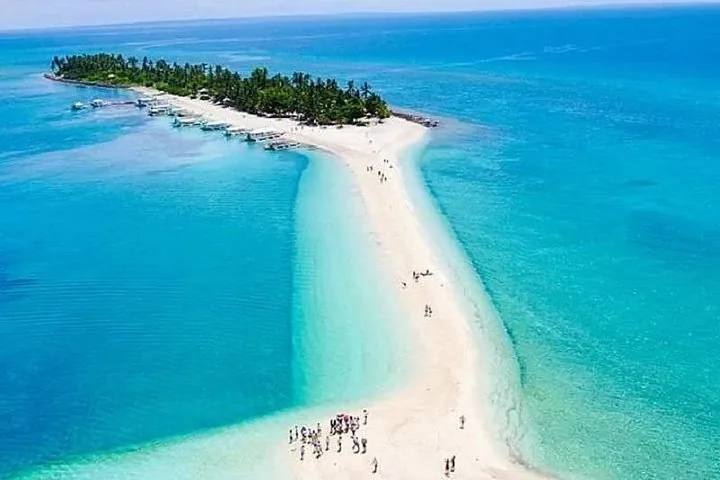 Veduta dall'alto di un lungo banco di sabbia bianca che si estende dall'isola di Kalanggaman